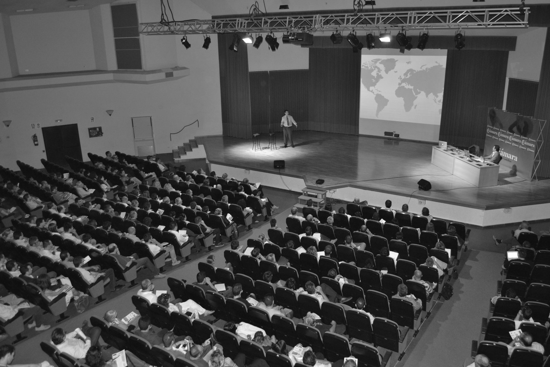 Auditorio durante una conferencia de David M. Calduch